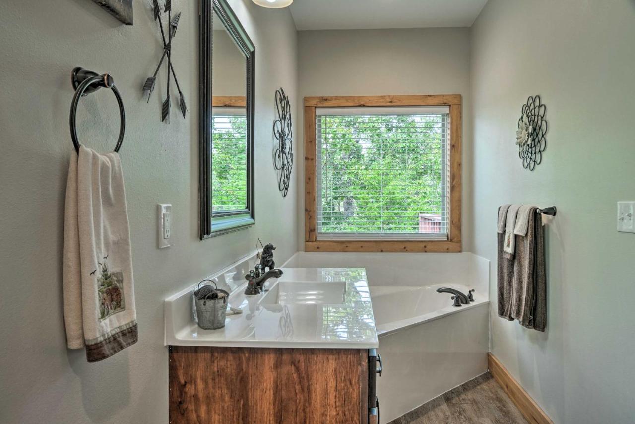 Branson West Cabin With Pool Access And Golfing 外观 照片